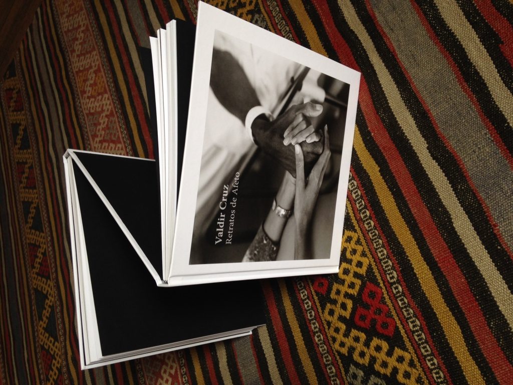 The book's unique double spine binds both volumes. ©2012 Valdir Cruz